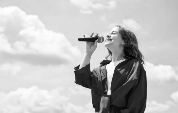 Bonito Elegante Dar Uma Festa Miúdo Feliz Com Microfone Cantando — Fotografia de Stock