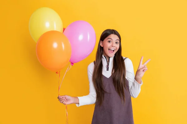 Девушка Цветными Воздушными Шарами Желтом Фоне Мир — стоковое фото