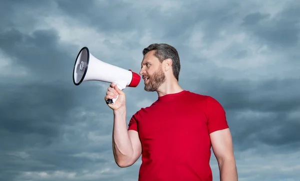 Man Red Shirt Announcing Loudspeaker Sky Background — Photo