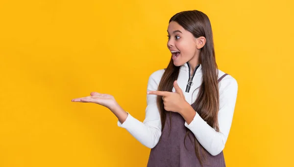 Surprised Girl Long Hair Yellow Background — Stockfoto