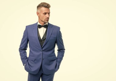 Papyonlu mavi takım elbiseli yakışıklı adam. Beyaz iş adamı. Smokin giyenlerin lideri. Boşluğu kopyala.