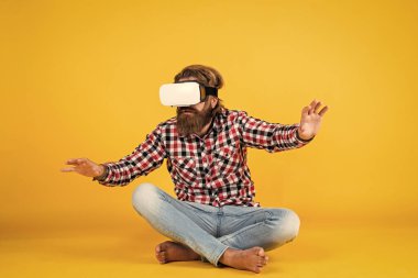 Başka bir gerçeklik burada. Dijital gelecek ve yenilik. Dijitalleştirme. Bir programlama projesi üzerinde çalışıyorum. VR kulaklık kullanan bir adam. hipster modern teknolojiyi kullanır. Sanal gerçeklik gözlüklü adam.
