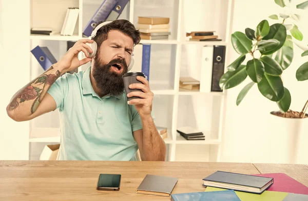Hombre Feliz Cantando Para Llevar Taza Escuchando Canción Los Auriculares — Foto de Stock