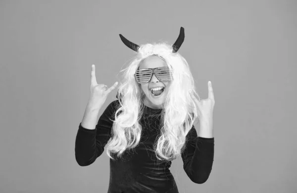 Niño Diablo Feliz Con Gafas Fiesta Pelo Blanco Usan Cuernos —  Fotos de Stock