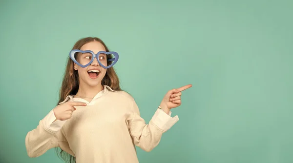 Niño Sorprendido Gafas Fiesta Señalando Dedo Sobre Fondo Azul Con —  Fotos de Stock