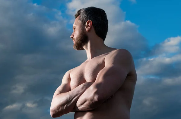 Shirtless Muscular Man Strong Man Muscular Torso Athletic Man Sky — Stockfoto