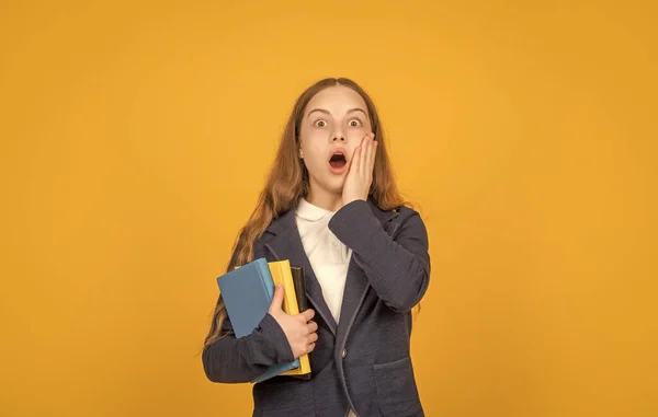 Étude Avec Classeur Surpris Enfant Tenant Livre Retour École Éducation — Photo