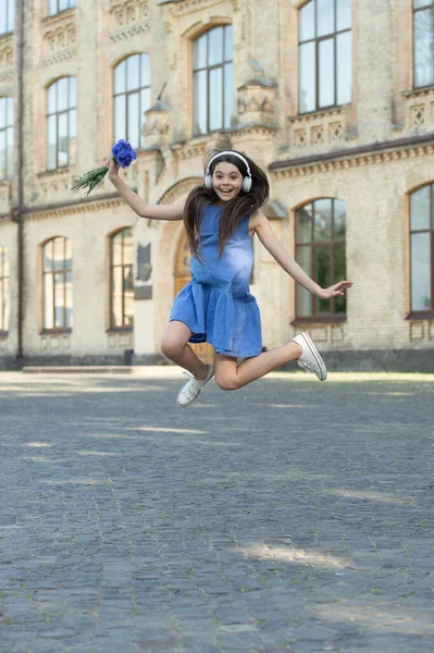 Happy Teen Girl Headphones Girl Jump Outdoor Carefree Girl Jumping — Stockfoto