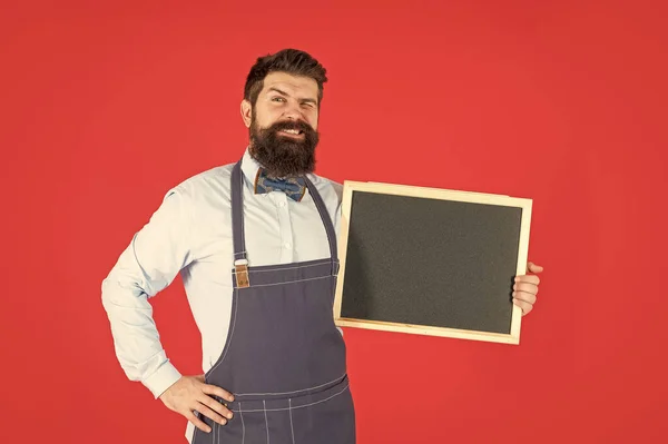 Reklamreklam Blinkande Man Leende Håller Promo Svarta Tavlan Reklam Marknadsföring — Stockfoto