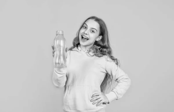 Niña Sonriente Feliz Celebrar Botella Agua Para Beber Después Del —  Fotos de Stock