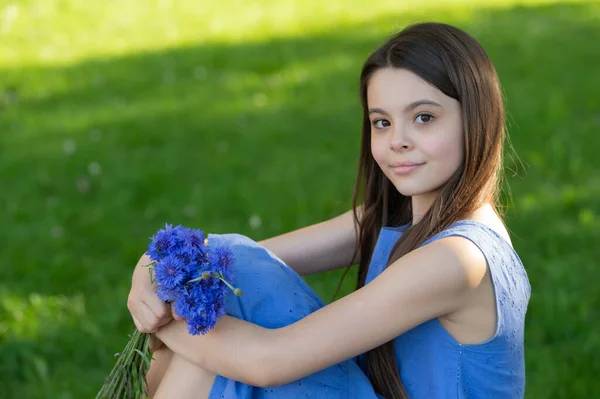 Cheerful Teenager Girl Relaxing Park Teen Girl Outdoor Pretty Girl — Stockfoto
