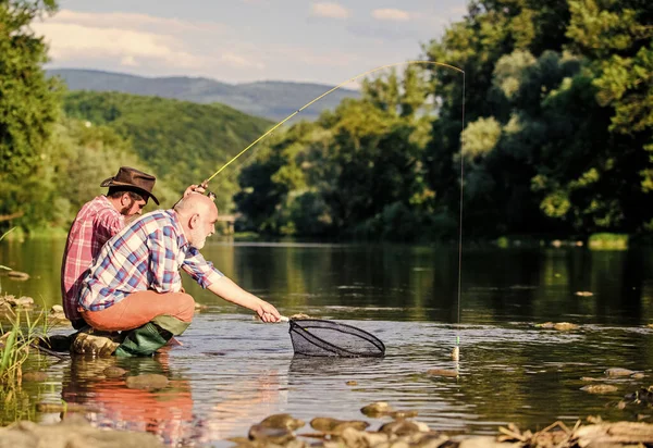 Homme Relaxant Heureux Pêcheurs Amitié Pêche Capture Deux Amis Mâles — Photo