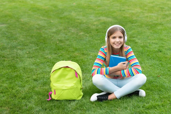 Happy Teenage Girl Listening Audio Training Course Headphones Sitting Grass — ストック写真
