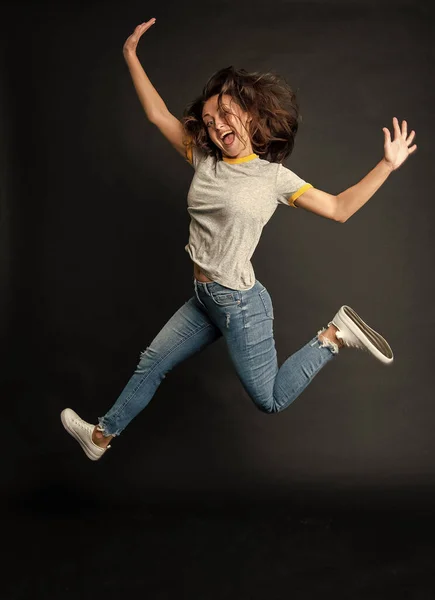 幸せなクールな恍惚精力的な女の子ジャンプアップ空中暗い背景 ジャンプ — ストック写真