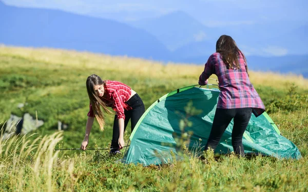 Helpful Have Partner Raising Tent Attach Necessary Structural Components Tent — Fotografie, imagine de stoc