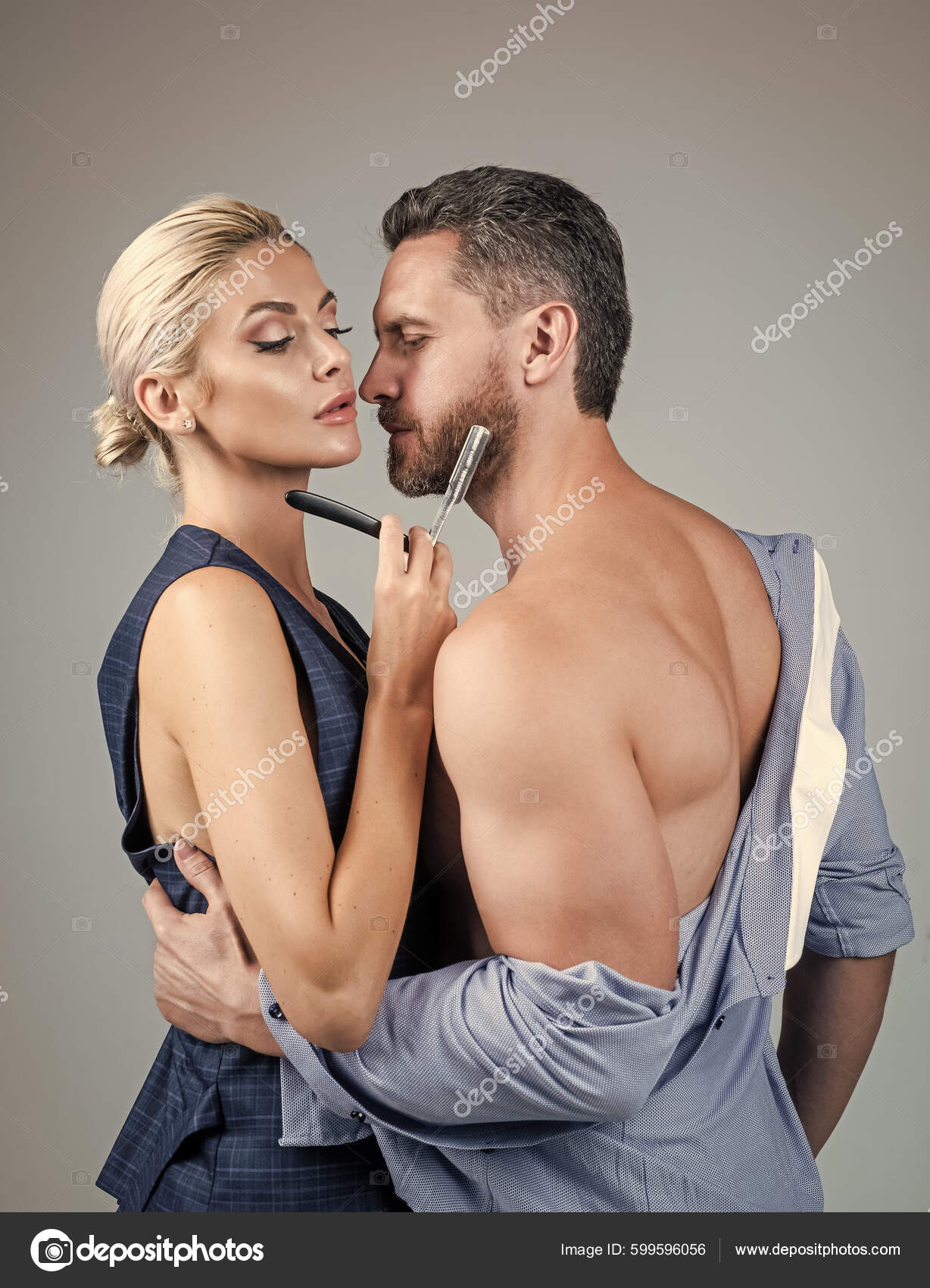 Pareja Desnuda Sensual Mujer Desnuda Afeitándose Hombre Barbudo Pareja  Sexy: fotografía de stock © stetsik #599596056 | Depositphotos