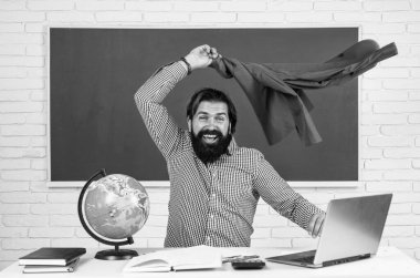 Mutluluk. Mutlu olgun öğretmen mutluluğu hisset. Vahşi sakallı adam sınıfta çalışıyor ve başarıyı kutluyor. Başarılı bir sınav. Ceketli bir üniversite hocası. Okula dönüyorum. resmi eğitim.