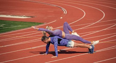 Spor takımındaki spor takımı stadyum ve spor salonunda antrenman yapıyor..