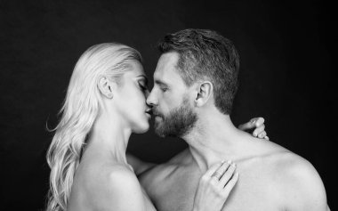 Çıplak vücut öpücüğü ve erotizm ile aşık seksi bir çift..