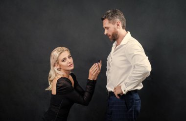 Sevgililer Günü 'nde, kutusunda nişan yüzüğü olan bir adama evlilik teklifi eden aşık çift..