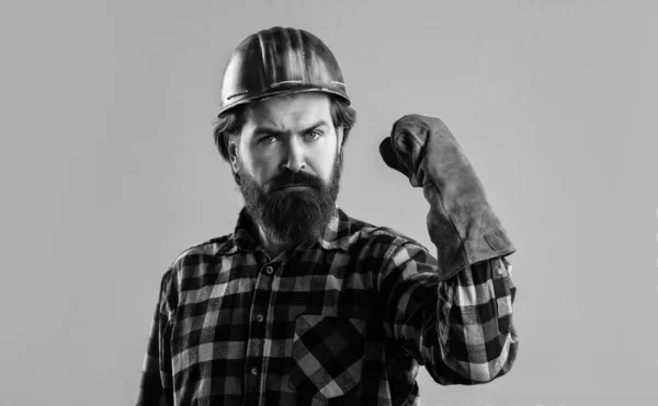 身穿格子衬衫 头戴工人头盔 身穿工作服 留着胡子的男性嬉皮士 — 图库照片