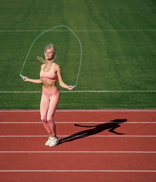 Atleta Mulher Enérgica Sportswear Pulando Corda Esquentar Estádio Fazer Treino — Fotografia de Stock