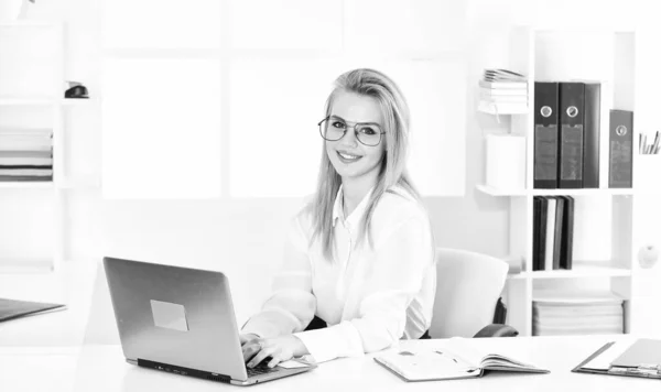 Chica Del Mercado Con Laptop Especialista Promociones Marketing Trabajar Hacia — Foto de Stock