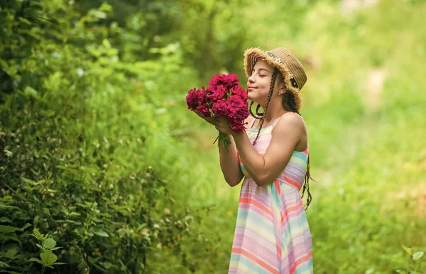 Niña Feliz Sombrero Paja Con Flores Rosas Naturaleza Verano Primavera — Foto de Stock