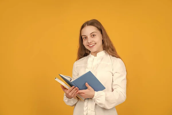 Studente Adolescente Sorridente Istruzione Liceo Scolaretta Con Copybook Teen Girl — Foto Stock