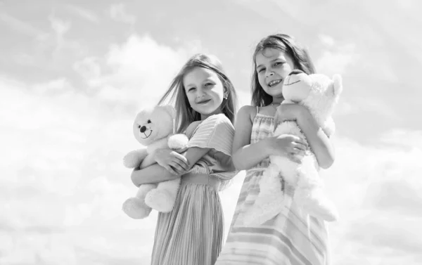 Carino Bambini Abito Tenere Orsacchiotto Giocattolo Infanzia — Foto Stock