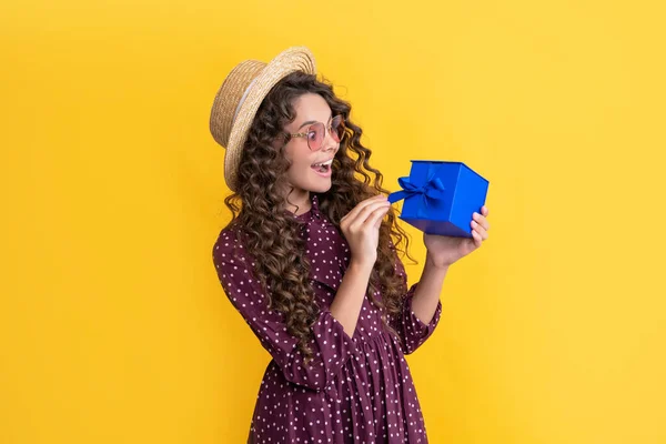 Surprised Kid Curly Hair Hold Present Box Yellow Background — 스톡 사진