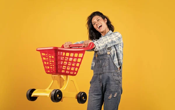Zakupoholiczka Szczęśliwa Dziewczyna Idzie Zakupy Czarna Wyprzedaż Piątek Kobieta Wózkiem — Zdjęcie stockowe