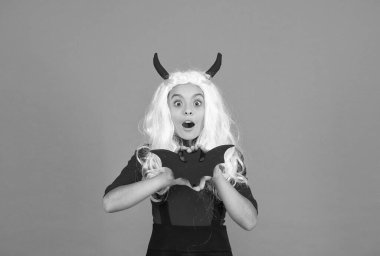 Yarasa partisi aksesuarlı cadılar bayramı çocuğu şaşkınlık duygusu, cadılar bayramı korkusu.