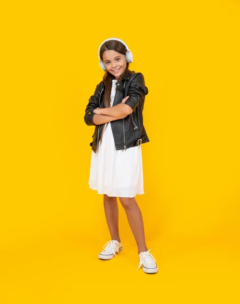 Περιστασιακή Έφηβος Κορίτσι Ακούσετε Μουσική Ακουστικά Κίτρινο Φόντο — Φωτογραφία Αρχείου
