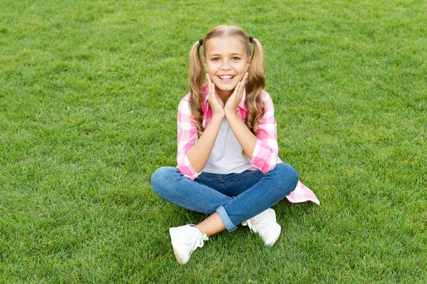 Happy Teen Child Sit Green Grass Outdoor — Stockfoto