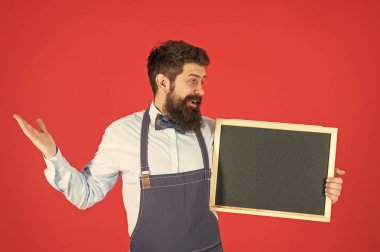 Para kazanmak istiyorsan, öğren. Mutlu sakallı adam tahtayı tutuyor. Berber okuluna kaydoldum. Mesleki eğitim. Berber okulu reklamı, kopyalama alanı.