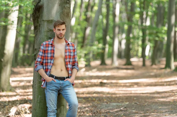 Handsome Unshaven Guy Lumbersexual Look Unbuttoned Lumberjack Shirt Standing Tree — Stockfoto