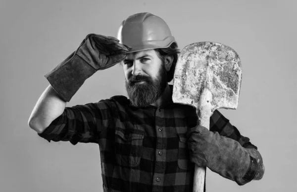 对他的风格有信心 成熟的长胡子大胡子的男人 穿着制服的工头建筑工地的嬉皮士 工程概念 修理工具店 戴着头盔的野蛮的胡子男工人 — 图库照片