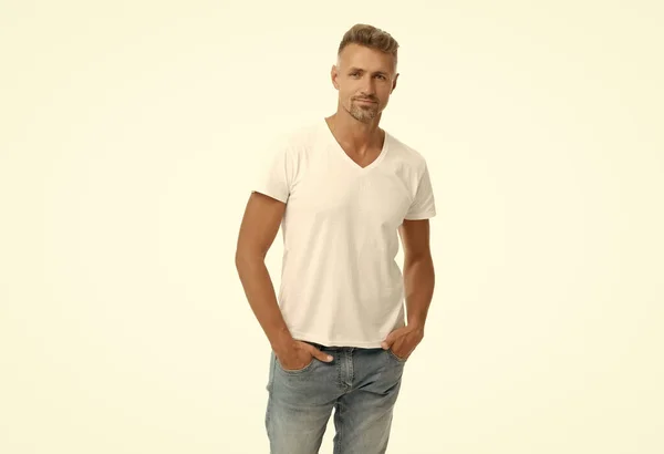 Όμορφος Άντρας Λευκό Μπλουζάκι Κρατάει Χέρια Στις Τσέπες Του Τζιν — Φωτογραφία Αρχείου