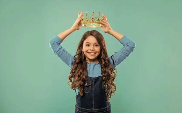 Menina Adolescente Feliz Com Cabelo Encaracolado Desgaste Coroa Fundo Azul — Fotografia de Stock