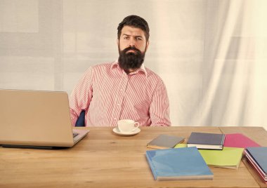 Ofis masasında çalışan ciddi bir adam. Ofis işi.