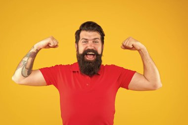 Mutlu güçlü hippi erkek, sarı arka planda sakallı, güçlü..