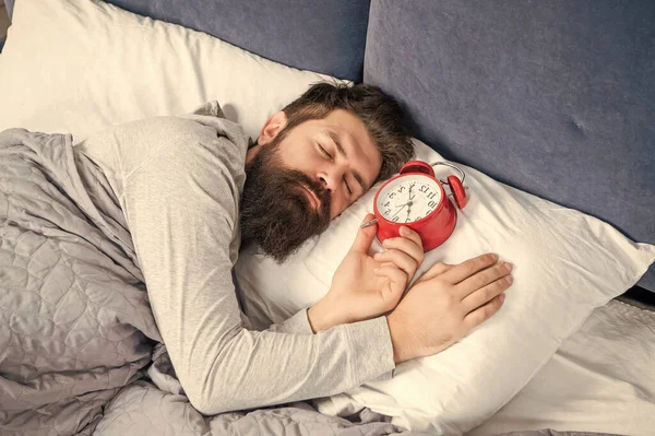 Álmos Férfi Ébresztőórával Ágyban Alszik Alvás Idő — Stock Fotó