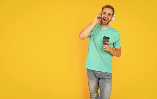 Homme Heureux Chemise Bleue Porter Des Écouteurs Avec Café Sur — Photo