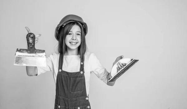 Dziewczyna Dziecko Twardym Kapeluszu Placu Budowy Używać Łopatki Sprzęt — Zdjęcie stockowe