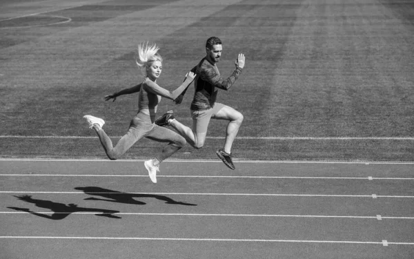 Energie Uithoudingsvermogen Fit Sportieve Mensen Springen Man Vrouw Sporttrainer Rennen — Stockfoto