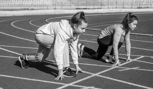 Kızlar Stadyumun Önünde Koşmaya Başlamadan Önce Başlayın — Stok fotoğraf