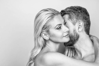 Çıplak kadın çıplak erkeği kucaklıyor. Romantik ilişki ve aşk konsepti. Kadın ve erkek arasındaki cinsel ilişki. Aşık seksi bir çifti öpmek. Şehvetli, çıplak bir çift. Boşluğu kopyala.