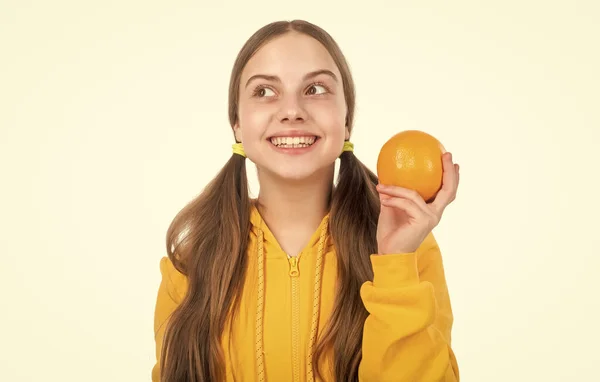 Χαρούμενο Παιδί Εσπεριδοειδή Πορτοκαλί Φρούτα Γεμάτα Βιταμίνες Που Απομονώνονται Λευκό — Φωτογραφία Αρχείου