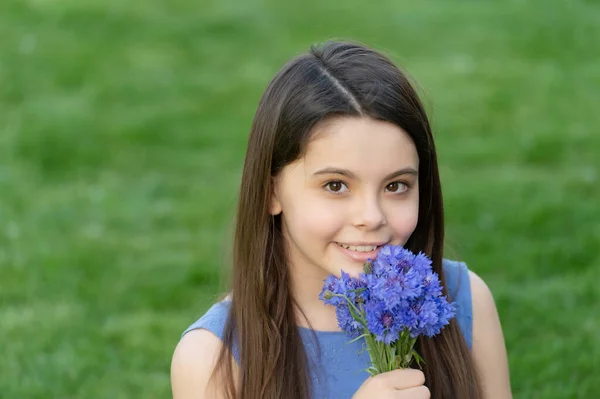 Smiling Teen Girl Smelling Flowers Pretty Girl Grass Cute Girl — Stok fotoğraf